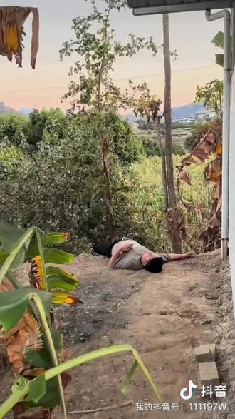 云南人到底什么时候才明白人是干不过酒的 你们不准撒野岁了😭我们大馋丫头走到哪儿吃到哪儿#傣味 #云南 #云南旅游 #酒后行为艺术家 #vlog日常