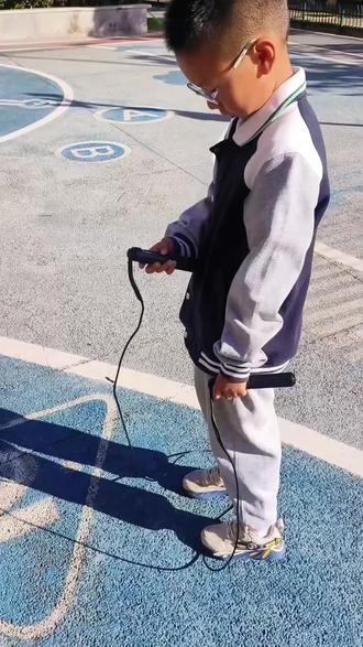 二年级小朋友一分钟跳绳200多个,今天要代表学校参加比赛了!为他开心!
☑️我家选跳绳就两个标准:①提速②不打结!
📝但是就光🙀不打结🙀这个选项,发现市面上很多跳绳都是不达标的!
幼儿园我家直接买的是 竹节跳绳,因为它轻不打结,打身上也不疼,很适合幼儿园的初学者!
后来一年级之后硕宝一分钟能跳120个了,想要提速,开始考虑买竞速跳绳,选了很久,最终买了现在的孩子小学,初中考试专用的计数跳绳!
☑️它可自动计数,可调节长度,大人孩子都能用,它完全符合我的所有要求,用了两年也没坏没磨损,
☑️跳绳可以长高,降眼压,是近视防控路上非常大的加分项,我家每天会坚持跳5-10分钟,所以跳绳真的要好好选!所以今天非常真诚推荐给大家!我们一起户外跳起来!
#提速跳绳 #跳绳不打结 #小学中考跳绳 #小学跳绳 #自动计数跳绳