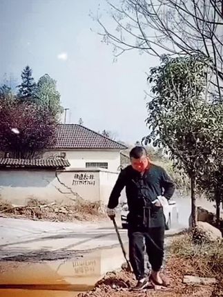 老司机都在用的驾驶证件保护套,小巧便捷,可以同时存放驾驶证和行驶证。铝合金材质外壳,防水防潮,再也不怕证件受潮了!高档还耐用,快给你的爱车配上一个吧!#机动车证件夹#铝合金证件夹#二合一证件夹#好物推荐🔥 #证件夹