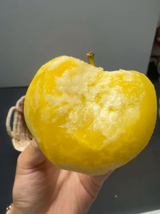 一年一季的云南昭通冰糖心丑苹果终于下来了!一口下去脆甜爽口!日照足,温差大,自然长熟不催熟。丑是丑了点,但果肉脆嫩,汁水多到飙,甜得实实在在。咱吃的是味道,不是颜值。昭通丑苹果,丑得有道理,甜得够地道!#丑苹果 #又脆又甜 #新鲜应季水果 #口感特别好#现摘现发新鲜到家