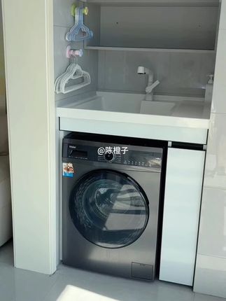 在阳台洗衣机旁装个这样的收纳架,衣架就能都放得整整齐齐的。洗完衣服伸手就能拿到衣架晾,伸缩的设计也不占空间。#衣架收纳架 #家居好物。#衣架置物架#衣架收纳#好物推荐🔥