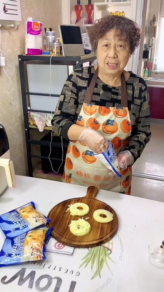 今天老妈给儿子做了他最爱的芝士苹果甜甜圈,奶香拉丝,大人小孩都喜欢吃!#空气炸锅美食 #手抓饼的最新吃法 #早餐 #芝士就是力量 #芝士控