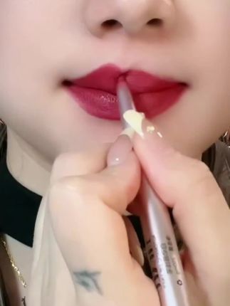 薄唇变厚唇的秘密 #今天你护唇了吗一笔勾勒3D纯欲唇 敲自然有手就会! 卡泡维妮新出的唇线笔 真是一下子把我拿捏住了!! 上嘴一整个温柔肉嘟嘟 柔雾哑光,妈生厚嘴唇Get~ 扁头两用 窄的勾勒唇形 宽的快速上色 敲方便! 膏体很顺滑 质地也是软软糯糯的!!! 修饰嘴巴模糊唇线YYDS,手残党也能轻松上手~ Zui喜欢 深唇妹子也超适合滴#唇妆#唇色#唇形#嘴唇