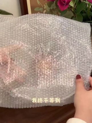 这个玻璃果盘放在茶几上也太高级了吧,造型独特容量也很大,放个水果在客厅很有格调!