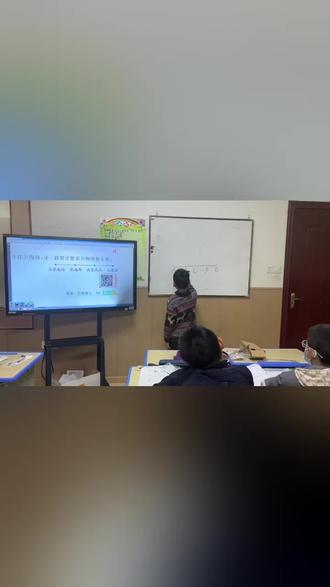 ✏️周末的小课堂,和三年级的小家伙们解锁“线段”新技能~从画3厘米的线段AB,到用圆规找相等的BC,再到用线段思路算车票种类,一点点拆解,一点点明白,数学的小美好藏在每一次动笔里✨
