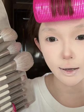 这套化妆刷真是绝了,不仅颜值高,还特别好用,而且每支都有功能标注,简直是懒人福音。它的刷毛超软乎,完全不会戳脸,有了它,轻松就能打造出精致妆容,赶快入手吧!#化妆工具 #化妆刷 #化妆刷推荐 #种草好物推荐 #平价好物