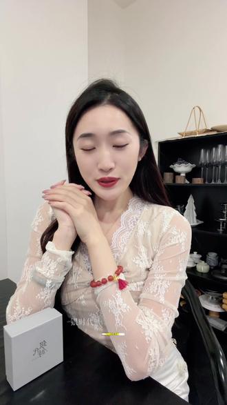 给新年穿搭添彩!南红玛瑙手串的搭配灵感 #南红手串 #新年手串 #饰品推荐 #银时代 #珠宝饰品