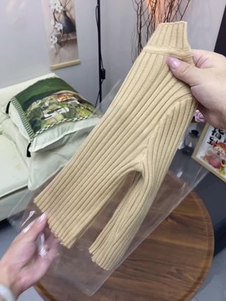 才这个价,就给孩子入手的极简风小毛衣,质量超赞!面料柔软舒适,高织高密做工不起球,回弹力特别好,单穿或打底都很好看~#儿童毛衣#儿童打底衫#高品质童装#面料柔软舒适#打底衫