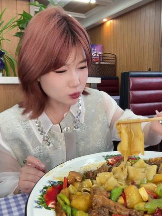 #记录真实生活 #vlog日常 #美食 #酒蒙子的日常#新疆大盘鸡 好的食材才能做出好的味道,尤其是大盘鸡。今天又是吃香的一天!
