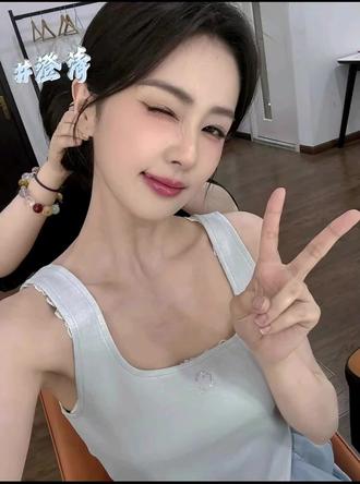 #澄清视频 #白鹿 #白梦妍 未知全貌,不予置评,愿真诚与努力不被辜负。
网络流言总是来得轻易猝不及防,仅凭几句断章取义的片段、几张掐头去尾的截图,就可以拼凑出莫须有的争议,让认真生活、拼命付出的人,无端承受漫天非议。
大家总爱用片面的画面、主观的臆想去随意定义白鹿,隔着屏幕肆意评判,却很少有人愿意静下心,抛开刻板印象,好好看看她一路走来的成长与坦荡。
常驻跑男的这些年,她从无明星架子,不娇气、不立人设、不畏输赢,永远真诚热烈、全力以赴;作为演员,她沉心打磨演技,低调踏实、默默深耕;私下里的她,温柔细腻、待人谦和,永远怀揣善意与赤诚。
她的直爽不是无礼,她的鲜活不是张扬,大大咧咧的外表下,藏着最干净柔软的本心。
老话常说,未知全貌,不予置评。你可以不喜欢、不偏爱,但最基本的尊重永远不会过时。不要用片面碎片定义完整的人,不要用恶意揣测碾碎别人的真诚。
时光永远不会辜负真诚努力的人,喧嚣终会平息,偏见终会散去。
愿流言褪去,偏见消散,愿这个永远赤诚勇敢的女孩,历经风雨,也能被世界温柔以待,永远自在发光,自在生长💛