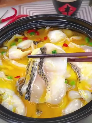 我闺女特别喜欢这黑鱼片,鱼肉鲜香嫩滑,营养特别丰富,鱼香浓郁,好吃又下饭,孩子很喜欢吃,做法也很简单。我用的缅江黑鱼片,都是活鱼现切精选黑鱼中段部位的大片,鱼肉无骨无刺的,很适合小朋友吃。这个价到手就有八袋,特别划算。锅中水烧至微开,一片片的下入鱼片,稍微烫变色即可捞出。另起锅下蒜末、小米辣炒出香味,加一点生抽、少许蚝油煸炒出香味,倒入烫好的鱼片,开大火轻轻的翻炒均匀。最后撒点葱花就可以出锅了,这样做的蒜香鱼片又嫩又滑,蒜香味十足,赶紧给你家孩子安排上吧!
