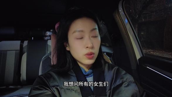 如果有来生 我要走自己的路 “如果有来生 我要走自己的路”
这是全篇最振聋发聩的一句采访
大家通常都介绍她是中国著名植物学家曾孝濂的妻子
但是现在大家都知道她叫张赞英
她是那个时代洪流下女性的缩影
一生很短 短到已经没有时间再去实现自己的愿望
一生也很长 长到淹没在家长里短中看不到希望
#女性力量 #十三邀 #张赞英 #女性婚姻 #筛选伴侣 #自我成长