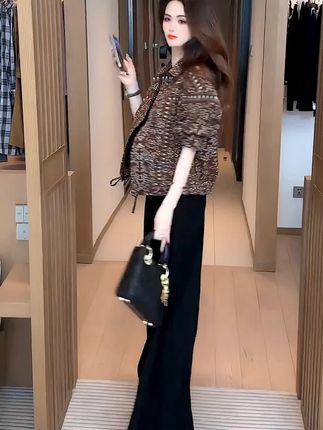 极简风洋气印花翻领短外套 #休闲穿搭#显瘦穿搭#简约穿搭#减龄穿搭 #谁穿谁好看系列 春秋季新款小个子气质穿搭宽松夹克外套
