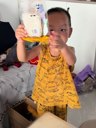 我儿子吃凉皮吃不够