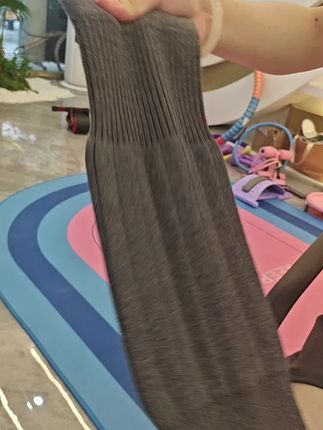 姐妹们,膝盖怕冷的可以穿上这种羊绒保暖护膝,弹性好,不紧绷也不勒腿,穿起来暖呼呼的,不管是骑车、跑步还是跳舞,都不影响你做任何运动#护膝#保暖护膝#羊绒保暖护膝#保暖护膝推荐#好物推荐