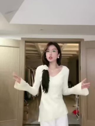 尹千金J【内搭选手】简约大方纯色V领设计感修身针织打底衫#打底衫女 #毛衣 #显瘦穿搭 #氛围感穿搭 #尹千金