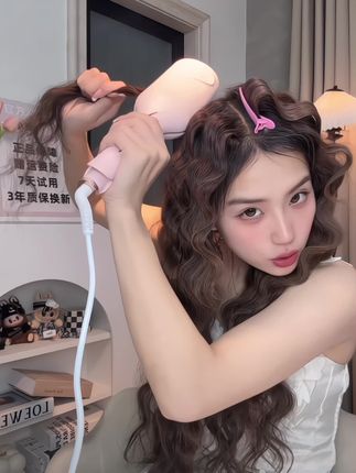 #拯救扁平塌 有了这个深v卷发棒谁还去理发店花冤枉钱啊!蛋蛋卷蓬松巨显发量!洋气减龄真的太爱啦!#超便宜超划算 #蛋蛋卷 #法式慵懒卷#卷发神器@DOU+小助手