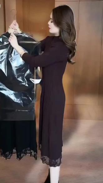 配大衣的加绒加厚气质针织连衣裙秋冬显瘦蕾丝拼接中长款打底裙#时尚洋气显瘦减龄穿搭#内搭外穿都好看#时尚穿搭#针织连衣裙#谁穿谁漂亮