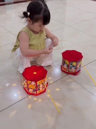 马上就要过中秋了, 家里有小孩的这个走马花灯一定要给小孩备上。#中秋投影灯笼diy