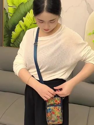 夏天出门都喜欢释放双手的#手机挂包#零钱包