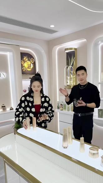 弟弟有福气,娶了弟媳这样的好老婆,不仅把孩子照顾好,又孝顺老妈,公司的业务也能打理得很好。这瓶龙血膏真的非常好用,日常可以代替化妆,涂抹后自然好看又透气,强烈推荐大家试试~