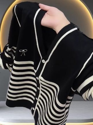 韩系长袖v领拼色条纹黑色上衣女2025早秋小众宽松撞色显瘦开衫#谁穿谁好看 #时尚穿搭 #针织衫 #洋气小衫 #时尚百搭好看又实惠 @巨量千川 @DOU+小助手