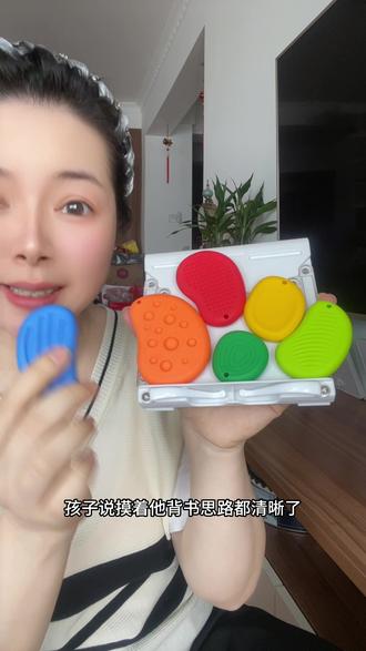 感官橡皮 家里有一学习就扣手抓头皮的学生,直接安排这个小小感官石橡皮,猫太子家把感官石和橡皮融合到了一起,通过刺激触觉提升专注力,还能当橡皮用,绑上防丢绳,一个学期都不会丢啦#感官石 #橡皮 #猫太子文具