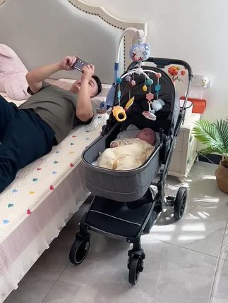 爸爸安排的摇铃真的太解放老母亲了,不仅能安抚宝宝情绪,还能锻炼追视和追听,吸引宝宝注意力,每次都能玩好久,不哭不闹,一个人也能轻松带娃 #母婴好物 #婴幼儿床头挂铃 #床头摇铃 #哄娃神器 #宝妈带娃解放双手