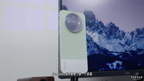 我是如何设置并使用vivo X300s vivo X300s 上手一周,分享我的专属设置。锁屏大时间 + 自定义壁纸,桌面一页极简布局,状态栏精简显示,搭配拟物化 Sense 图标。关闭内存扩展,精简负一屏与搜索页,钢化膜裸机手感,用着顺手又干净~#vivoX300Ultra专业V单 #vivoX300s超能小V单 #用V单拍出电影感 #YoungLab大赛 #用V单记录松弛感周末