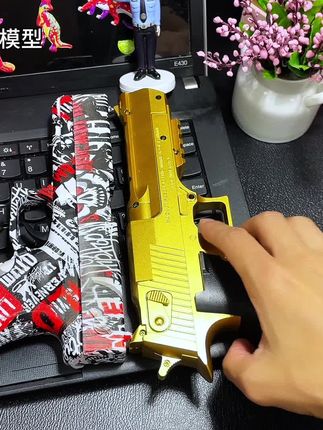 果然 没有哪个男孩子能拒绝这样一把能拋壳与上膛的 #软弹玩具 随便找个角落就能玩上一整天 #男孩子的快乐