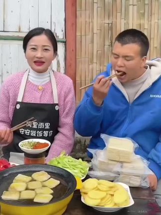 老乡们,贵州大方手撕豆腐又来活动了!吃起来软嫩 Q 弹有嚼劲,又辣又麻又香,有喜欢的老乡赶紧下手喽 #贵州美食#豆干#大方手撕豆腐#贵州大方六龙手撕豆干#贵州大方手撕豆干