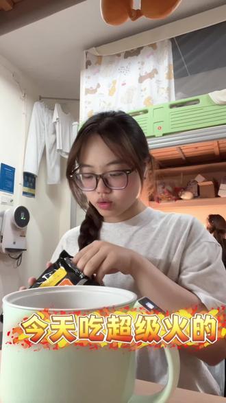火鸡面➕鸡柳大人#爱吃食物的女孩子 #火鸡面的神仙吃法 #鸡柳大人 #大学生宿舍吃什么