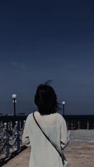 董宇辉说:没有人知道,你花了多长时间,经过多少艰难,才重新找回内心的平静。每个人看似热气腾腾的生活,都隐藏着自己才了解的酸楚,那些你不能发在朋友圈,以及无法与家人诉说的,那些你默不作声,却暗自消化的各种情绪,才是你真正的生活。"有时候看着朋友圈里大家晒的美食,旅行,自拍,好像全世界都在过着热气腾腾的生活,只有自己心里藏着点什么,说不出口,也发不出去。但其实,那些没能说出来的部分,那些自己默默消化了一整天的委屈,那些在深夜反复思量的心事,那些在人群里突然袭来的孤独感。这些才是我们真实的生活。每个人都在你看不见的地方,打着自己的仗。你并不是一个人在这样的状态里。我们都在同一片海里,有人冲浪,有人潜水,有人只是努力让自己不沉下去!释迦牟尼佛说:“一切都是最好的安排,不要去怪身边的任何人,好的人给你带来快乐,坏的人给你经历,即使是最差劲的人也会给你教训,用满腔温柔遇见,用满心慈悲接受坏的,这就是人生。