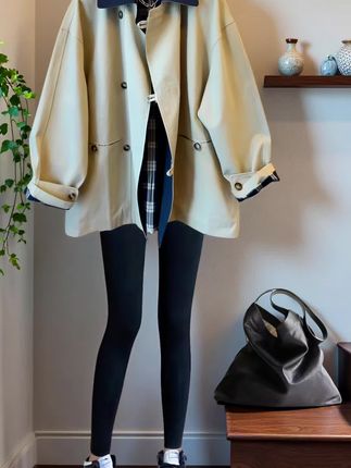 小个子的法式风衣,高级感炸街   2025秋装新款来啦!这件撞色风衣太懂小个子💫法式复古调调,配色惊艳不突兀。   中长款刚好盖过胯,宽松版型藏肉显瘦,小个子穿也不压身高。面料挺括有质感,走路带风超有气场。   配短靴飒爽,搭帆布鞋慵懒,日常通勤都能穿。穿上就是法式电影女主,回头率爆表📸   #法式风衣 #小个子穿搭 #2025秋装 #高级感外套 #ootd穿搭 @DOU+上热门 @抖加🔥上热门🔥dou+🔥热点宝