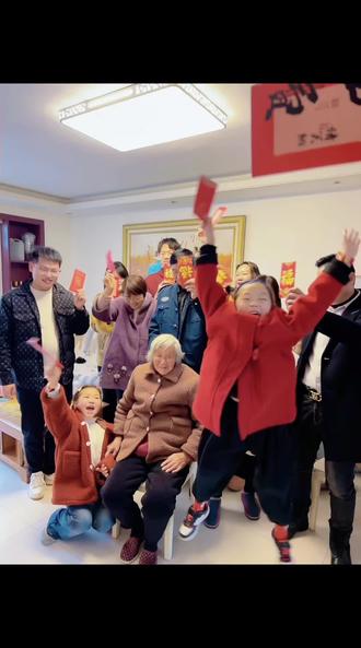 逗八十多岁的妈妈开心,亲爱的妈妈呵护的是我们,慈祥的妈妈牵挂的是我们,无私的妈妈最爱的是我们,把我们过好的也是妈妈,祝妈妈永远身体健康快乐,长寿安康,我也祝所有的父母身体健康快乐长寿安康。