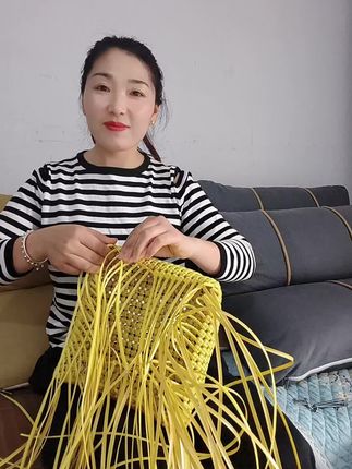 下雨天适合编蓝子#藤条编织 #爱手工爱生活