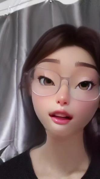 #小说推荐 #校园文#青春《假面告白》
青春校园酸涩文学,吹爆作者的文笔,想酸梅一样的文字,酸酸甜甜。
宋知也偷偷喜欢着梁时,却偏偏让他撞见过自己最不堪的模样——那些精心粉饰的虚荣,那些无处躲藏的窘迫。她害怕从他眼中读出轻蔑,于是用骄傲作盾,用自尊为墙,却在每个转身的间隙,将他的身影刻进眼底的余光里。
成为梁时的网友是宋知也制造的美丽的意外。隔着屏幕,她终于能卸下所有防备,以陌生人的身份安全地靠近他。当真心终于冲破重重顾虑,在现实中的告白换来的却是他不动声色的退避。
此刻的羞耻感比任何时刻都要锋利,她将破碎的自尊咽下。既然心动的潮水无法退去,她便继续栖息在隐秘安全的檐角,一个她可以主宰这段感情的距离。这不过是一个少女与影子的私语,是她献给青春落幕时的一支独舞。
这终将成为她青春标本室里最珍贵的琥珀。这段青春物语在时光里沉淀成通透的矿石。原来所有朝向他的目光,最终都折射回自己的瞳孔深处。
男主视角:
梁时清楚地知道宋知也是发小心仪的姑娘。"朋友妻不可欺"的道理他懂,理智告诉他该保持距离,可心跳总是不听使唤。每次靠近后的负罪感与疏远时的不甘拉扯着他,越是刻意忽视,那份悸动就越是鲜明。
这份喜欢对梁时而言,成了一场进退维谷的煎熬。像悬在空中的手,想触碰又克制地蜷起指尖;像精心计算的距离,远一步太冷,近一步又太烫。他忍不住试探她的反应,计较她每个眼神的温度,在"该远离"和"想靠近"之间反复拉扯。