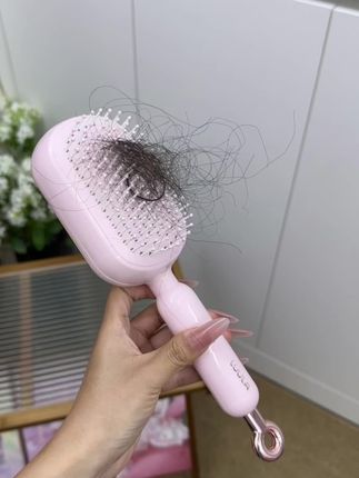 我还是头一次见这种可以一键清理头发的梳子,可伸缩的设计,长发女生真的值得拥有它#梳子 #分享好物 #按摩梳子 #梳头发 #一键清理掉发