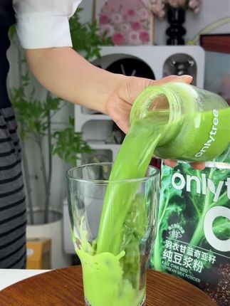 真的是太懂我们自律期的女孩了,竟然在豆浆里添加奇亚籽跟羽衣甘蓝,早上来一杯,营养又饱腹#早餐吃什么 #强烈推荐 #女生必备 #羽衣甘蓝 #代餐