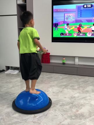孩子之前协调性不行 专注力差,爸爸给他们安排了波速球,激发孩子孩子的运动兴趣。假期远离手机,让孩子多运动,好玩又锻炼的波速球,孩子喜欢的不行,解放了家里的沙发和床,玩乐中提升平衡力、专注力、反应力,锻炼核心力量和身体协调#运动停不下来 #玩出新花样