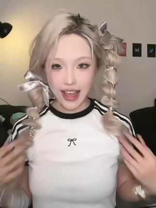 这个银色蝴蝶结电话线发圈也太好看了吧, 出去玩,都是嘎嘎出片啊,手法也很简单,更建议一大两小哦解锁更多发型,美出高级感 #蝴蝶结 #泡泡辫 #电话线发圈 #发圈 #手残党也能学会的发型