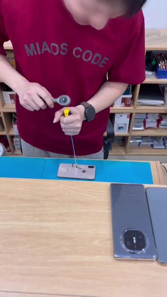 #手机数码 #手机 #修手机 #荣耀500
众所周知,修手机多出一两个螺丝是正常现象?