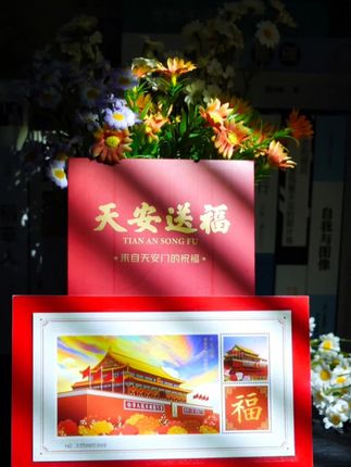 天安门这次太硬核了!二零二五年,天安邮局首推天安送福藏书票,一上架即被疯抢。要知道,一九八零年同类藏品已升值三十多万倍,且二零二五年恰逢故宫博物院建院百年。这款藏书票发行量稀少,收藏价值极高。它以中国红信封包装,印天安送福字样,票面含天安门实景图。天安门邮票及福字采用专用纸与防伪油墨,紫光灯下可显特殊效果,每张还带专属独立编码,越早下单编号越靠前,关键不用去线下排长队了。在这个特殊的日子里,无论是自留还是馈赠,都承载着独特意义与美好祝福。#集邮 #天安门文创 #热爱祖国 #藏书票