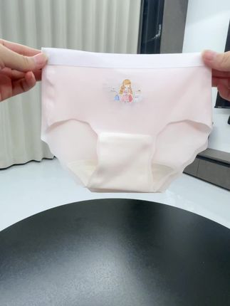女儿穿一次就爱上的无痕冰丝内裤~凉凉 滑滑的,贴身穿就像行走的小空调!无痕 腰围弹力大没有束缚感,夏天女儿穿着太舒服了~#儿童短裤 #轻薄透气 #贴身衣物#女孩短裤推荐 #冰丝内裤