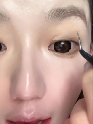 水滴形双眼皮贴你是我的神!再也不怕贴出来双眼皮会被眼尾吃掉了!直接扩宽眼尾放大双眼效果绝了#今日妆容#平价彩妆 #女大学生 #日常唠嗑收起