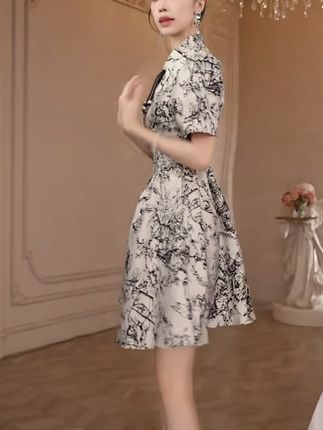 国内设计师品牌 印花夏季复古中式气质连衣裙,洋气十足上档次。#气质连衣裙 #改良旗袍穿搭