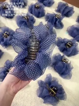 虽然这个#蓝格纹色系 的泡泡抓夹随手一夹的全盘发已经很好看了!#抓夹#头饰发饰 #夏日气氛感