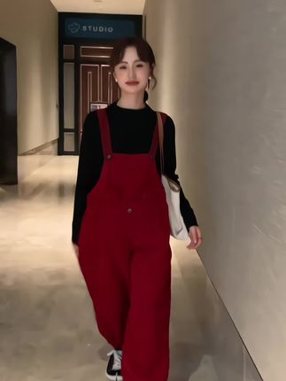 孕期的姐妹们一定要试试这条背带裤,是这种上宽下收卫裤的版型,肚子两侧有松紧抽绳设计,不勒肚不卡裆,灯芯绒的面料,软绵细腻不易起球,上身减龄显瘦又保暖!#显瘦穿搭 #秋冬穿搭 #背带裤套装 #减龄穿搭 #小个子穿搭
