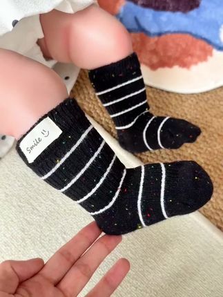 简约好看的条纹袜子🧦宝宝穿上也太萌嘞 黑色袜身+白条纹,简约又高级~ 彩点纱藏着小惊喜,袜口“smile”超治愈❤️🩹 弹力袜口软糯不勒脚,搭小皮鞋秒变时髦崽 韩系萌娃必备,宝妈快抄作业📖#婴儿棉袜 #宝宝袜子 #韩系袜子 #可爱袜子 #宝宝袜子推荐