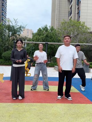 姐妹们从左到右的四位选手已准备好了哦,大家“欣赏”的同时也来投一下票吧~🤗#跟着音乐节奏动起来 #一起跳舞
